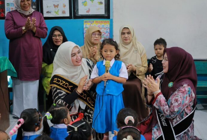 Hari Pertama Masuk Sekolah, Rita Mayasari Dampingi Bunda PAUD Aceh Tinjau MPLS di Blang Bintang
