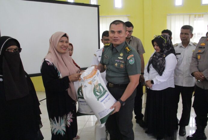 Kasdim 0101/KBA Hadiri Penyaluran Bantuan Pangan Beras di Peukan Bada