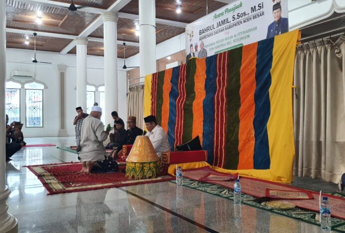 Warga Seulimeum Peusijuek Bahrul Jamil Jabat Sekda Aceh Besar