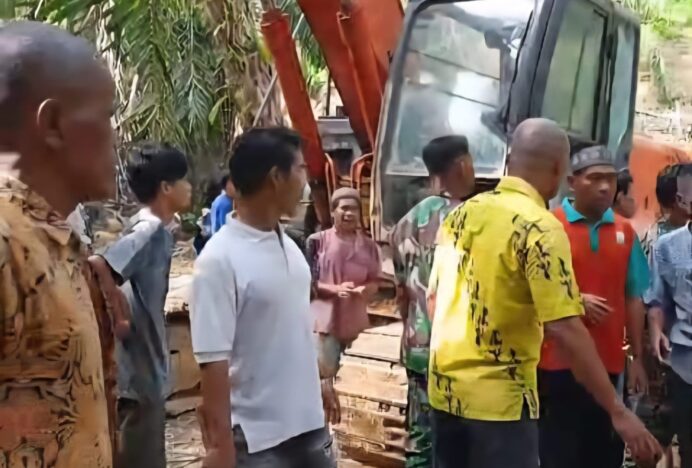 Ratusan Warga Dusun Tanah Munggu Hentikan Perambahan Hutan Adat