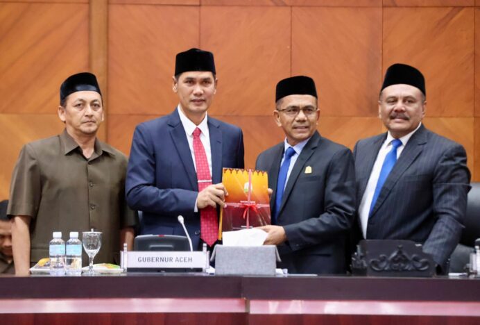 Plt Sekda Sampaikan Raqan RPJMA 2025-2029 Pada Paripurna DPRA