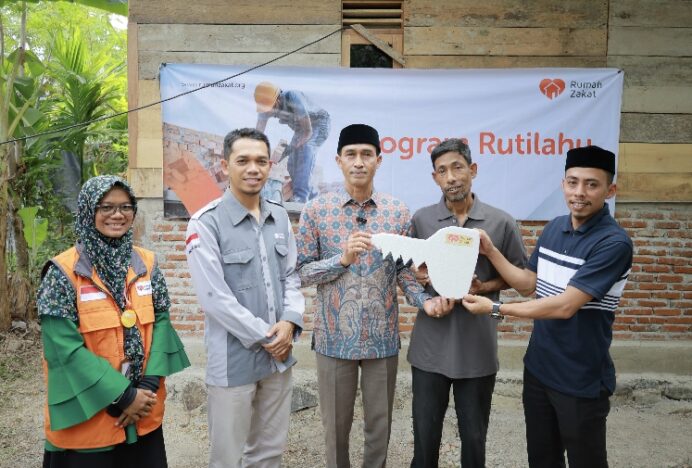 Kepala Baitul Mal Aceh Besar Serahkan Kunci Rumah Layak Huni