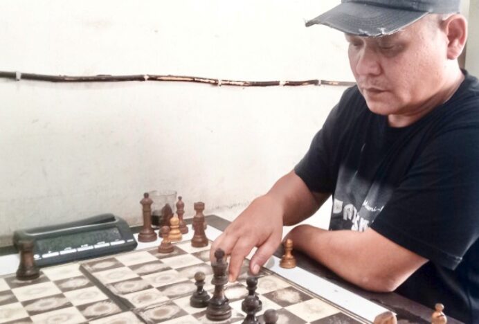 Dedek Berusaha Bermain Bagus di Seri IV Liga Catur Huntara Chess Club