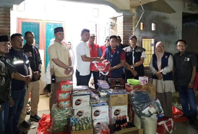 Dinsos Aceh Besar Serahkan Bantuan Masa Panik untuk Korban Kebakaran di Lambheu