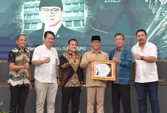 Menteri Desa Yandri Susanto Terima Penghargaan Pena Emas 2025 dari Forum Pimred