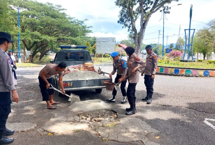Antisipasi Laka, Polsek Kota Jantho Tambal Jalan Berlubang Demi Keselamatan Warga
