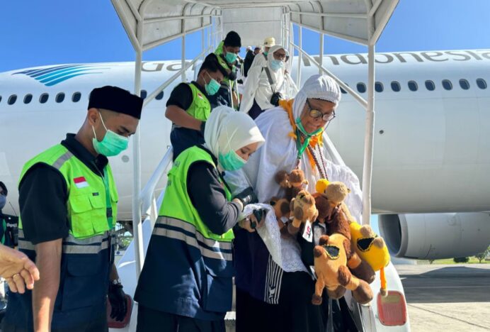 Kloter 8 Tiba di Tanah Air, 389 Jemaah Haji Aceh Mendarat di Bandara SIM