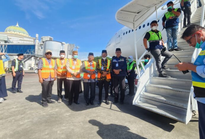 Kepulangan Jemaah Haji Kloter 09 Asal Bireuen Disambut Kakankemenag Bireuen dan Wabup di Bandara SIM