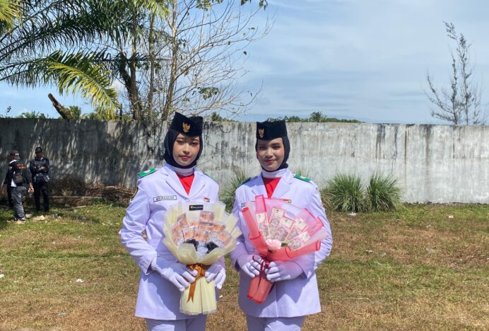 Dua Siswi Terbaik MAN Aceh Singkil Bertugas menjadi Pasukan Pengibar Bendera HUT RI Ke 80 Tahun 2025