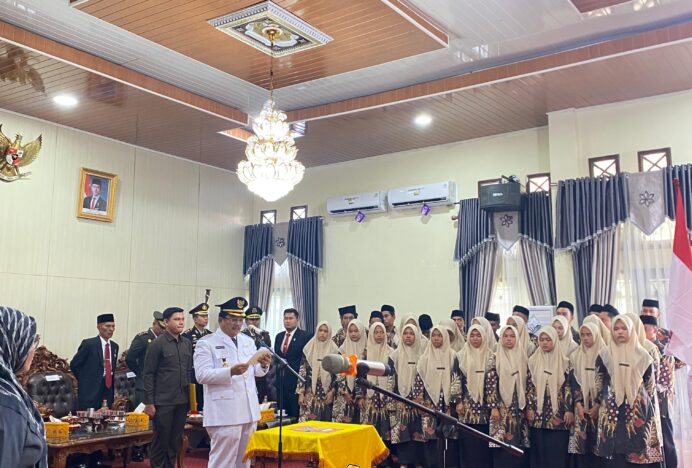 Bupati Kukuhkan Padus MAN Aceh Singkil di Pendopo