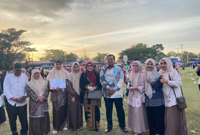 Bupati Aceh Singkil Dan Ketua TP PKK Aceh Singkil Foto Bersama dengan Dewan Guru MAN Aceh Singkil
