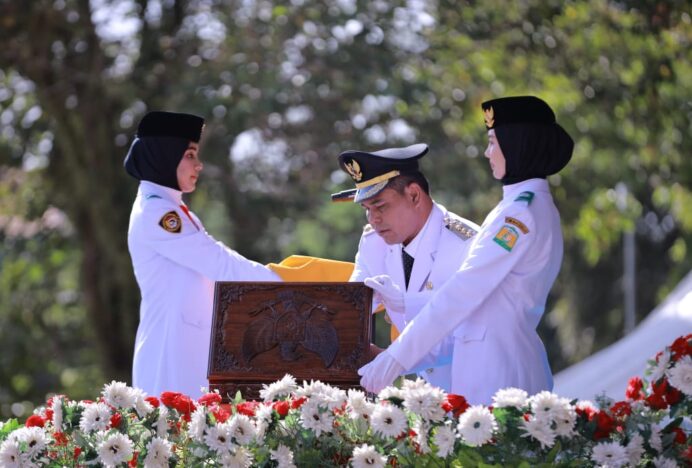 HUT RI ke-80 Aceh Besar: Haura Muzakkir dari SMA Al-Falah Pembawa Baki