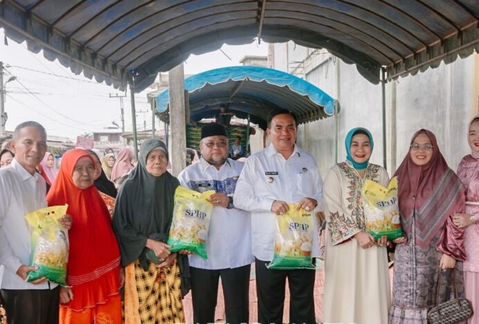 Pemkab Agara Salurkan 10 Ton Beras Murah