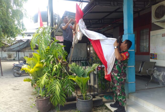 Sambut HUT ke-80 RI, Babinsa Koramil 25/Syiah Kuala Gerakkan Warga Pasang Bendera