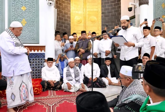 Mualem Kukuhkan Abu Paya Pasi sebagai Imam Besar Masjid Raya Baiturrahman