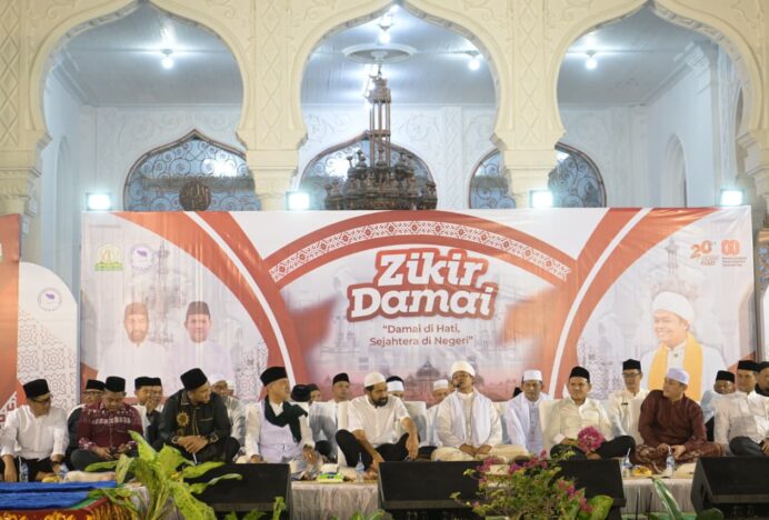 Gubernur dan Wagub Ikuti Zikir Peringatan 20 Tahun Damai Aceh di Masjid Raya Baiturrahman