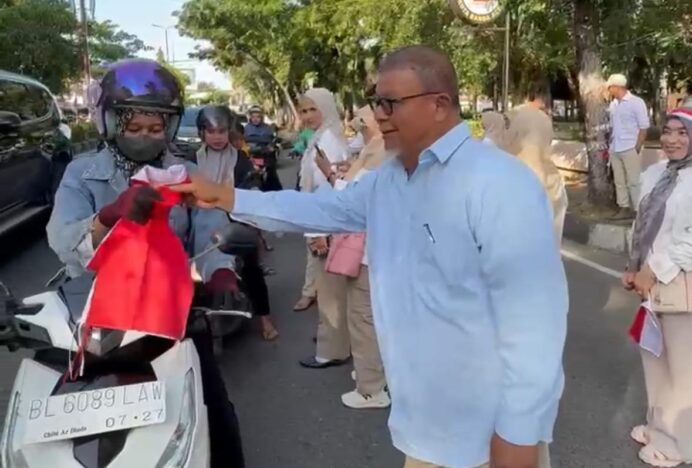 Sambut HUT ke-80 RI, Anggota DPRK Fraksi Gerindra Irwansyah Bagikan Bendera Merah Putih untuk Warga Banda Aceh