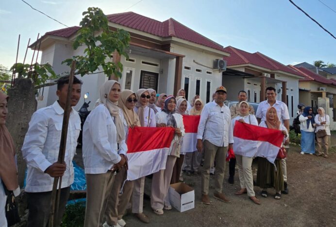 DPC Gerindra Kota Banda Aceh Bagi Bendera Merah Putih di Jalan Raya dan Rumah Warga
