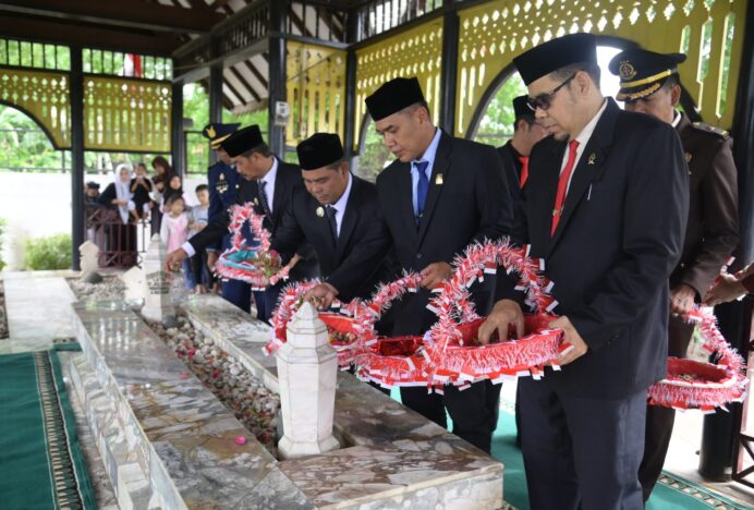 Jelang HUT ke-80 RI, Bupati Aceh Besar Ziarah ke Makam Pahlawan Teuku Nyak Arief
