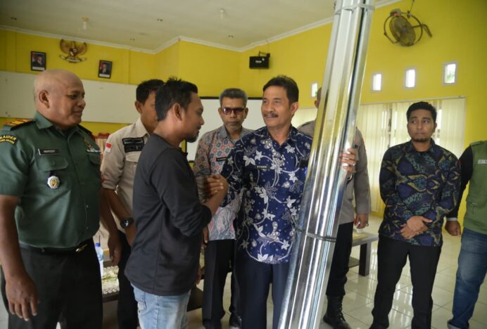 Pemkab Aceh Besar Serahkan Bantuan Material untuk Korban Angin Kencang di Peukan Bada