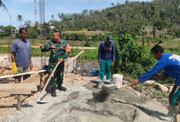 Babinsa Serda Hazami Gotong Royong Bersama Masyarakat di Lhoknga