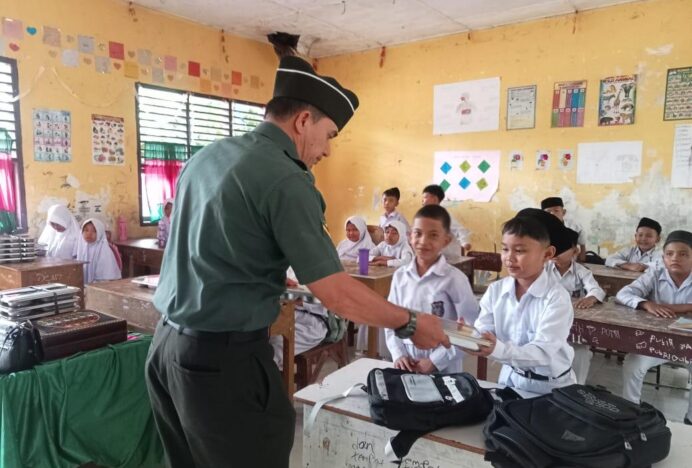 Babinsa Koramil 0108-04/Babussalam Dampingi Pendistribusian Makan Bergizi Gratis Kepada Siswa