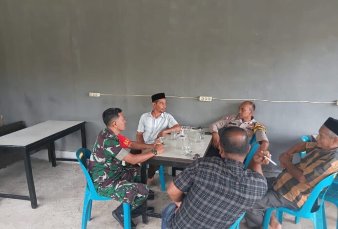 Wujudkan Desa Aman, Babinsa KBJ Bahas Aturan Lapor Tamu Bersama Perangkat Gampong