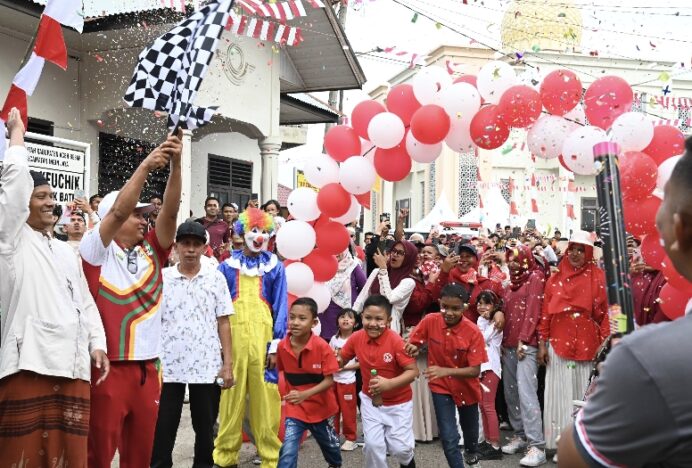 Kadisparpora Aceh Besar Lepas Jalan Santai Semarak Kemerdekaan Gampong Lubok Batee