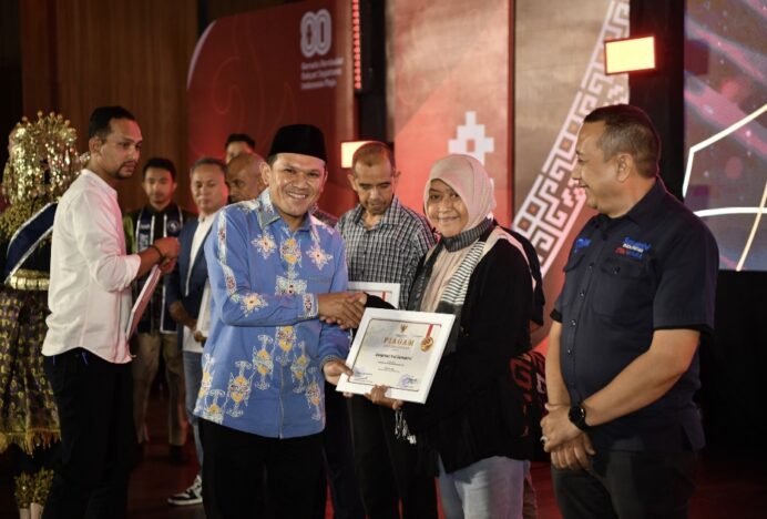 Wagub Serahkan Penghargaan untuk Wartawan Peliput Proses Perdamaian Aceh