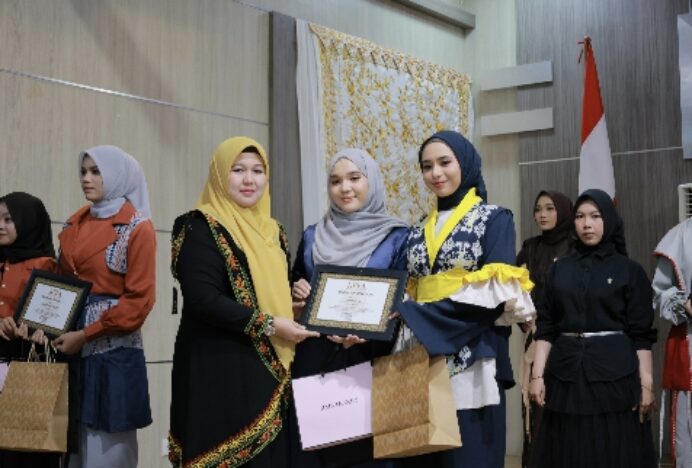 Ketua Dekranasda Aceh Besar Hadiri Peluncuran KPEA dan Lomba Fashion Desain di Balai Kota Banda Aceh