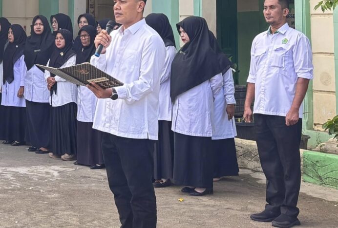Ketua DPRK Aceh Besar Jadi Pembina Upacara di MIN 29