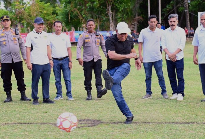 Syech Muharram Buka Turnamen Bola Kaki HUT ke-61 Persalam Lamcot