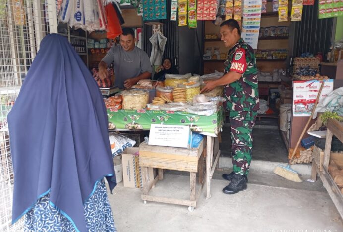 Jaga Stabilitas, Babinsa Peukan Bada Cek Harga Sembako di Pasar Ajuen