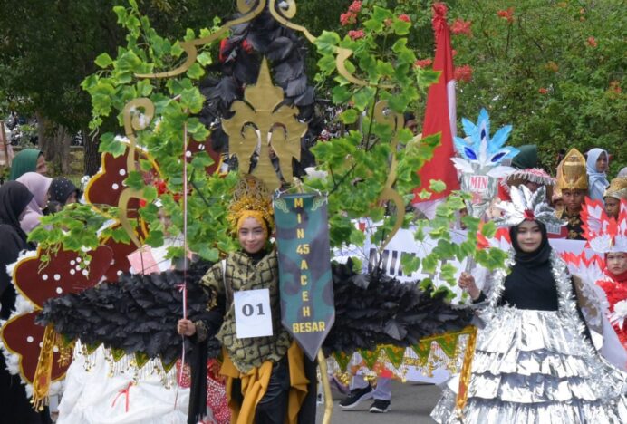 Dilepas Wakil Bupati Aceh Besar, Ratusan Pelajar Ikuti Pawai Karnaval Budaya