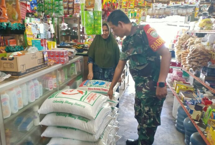 Babinsa Lhoknga Kodim 0101/KBA Aktif Cek Harga Kebutuhan Pokok
