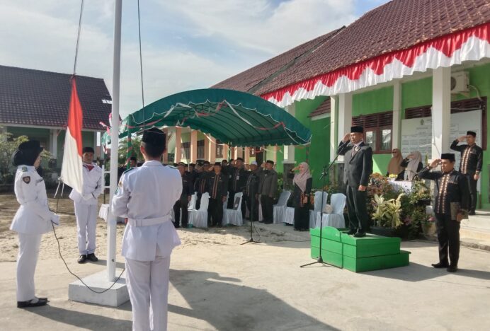 Kemenag Aceh Singkil Gelar Upacara HUT RI ke 80 Tahun 2025, Seluruh Peserta Kenakan Baju Motif Singkil