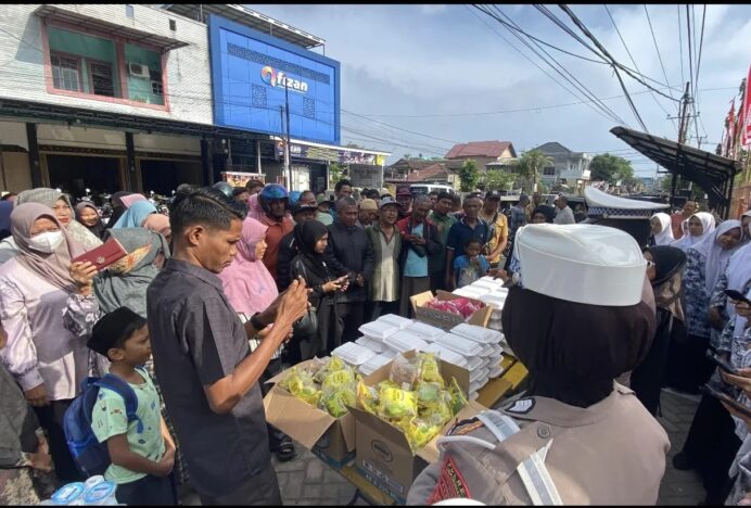 SMAN 1 Lhokseumawe dan Tim Jumat Berkah Santuni Warga