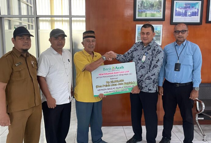 Pengurus BKM Agung Nurul Makmur Aceh Singkil Terima Bantuan CSR Bank Aceh Syariah Untuk Pembelian AC