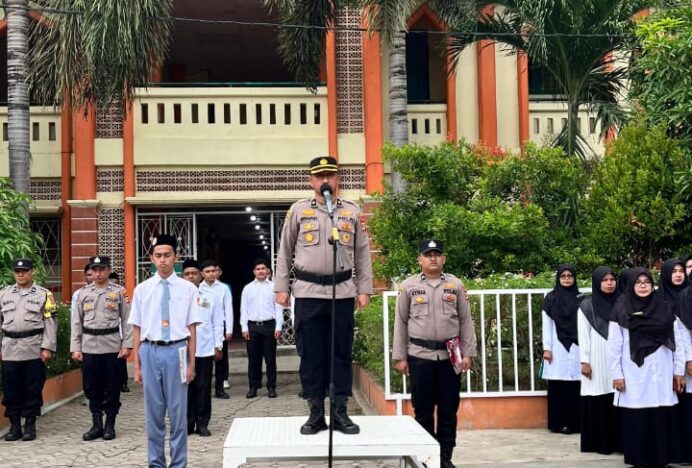 Polda Aceh Hadiri Upacara Bendera Senin di MAN 4 Aceh Besar Dalam Rangka Saweu Sikula
