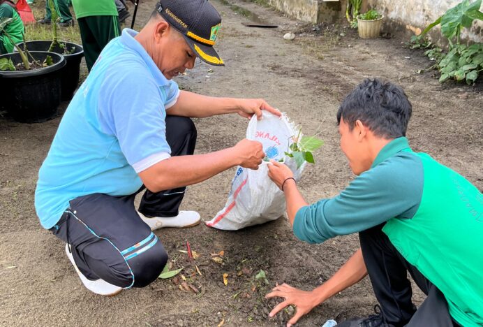 Peringatan World Cleanup Day Tahun 2025, MAN Aceh Singkil Gelar Gotong Royong Bersihkan Lingkungan
