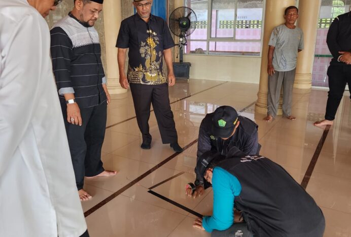 Kemenag Aceh Besar Lakukan Pengukuran Arah Kiblat Meunasah Lambheu