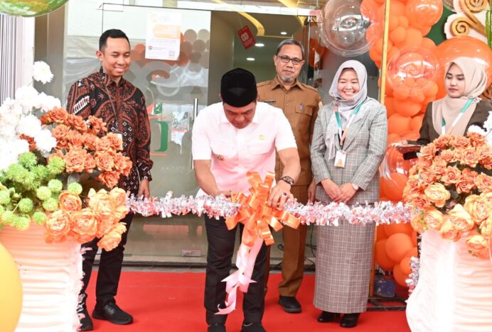 Bupati Aceh Besar Potong Pita Pembukaan BPR Syariah Ingin Jaya