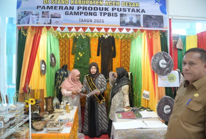 Bunda Literasi Aceh Besar Kunjungi Stand Pameran Festival Literasi Aceh