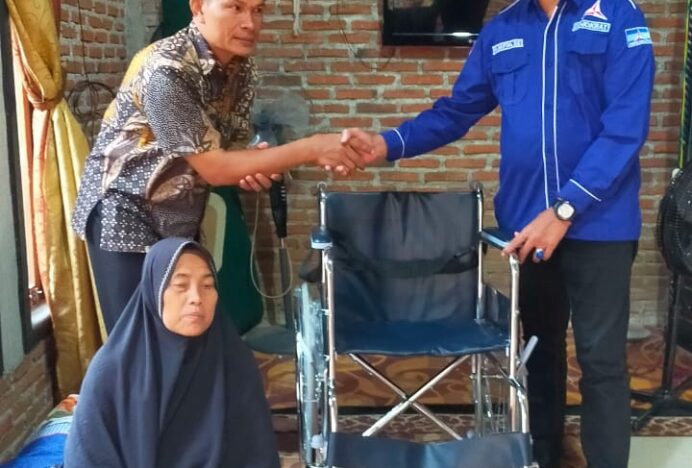 Peringati HUT ke-24 Ketua Fraksi Partai Demokrat DPRK Banda Aceh Serahkan Kursi Roda