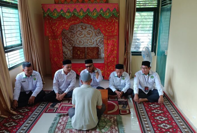 Bakal Calon Keuchik Uji Baca Al Qur’an di KUA Sukamakmur
