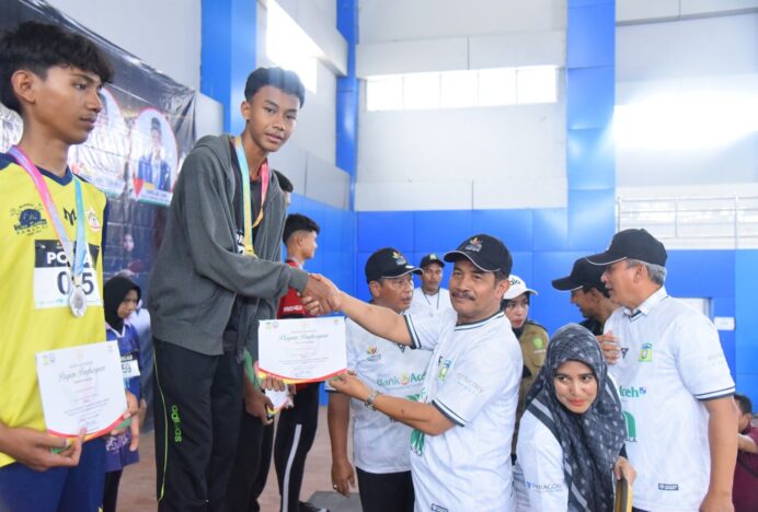 Wabup Aceh Besar Kalungi Medali Atletik PORKAB 2025