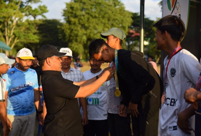 Bupati Aceh Besar Kalungkan Medali Panahan FORKAB 2025