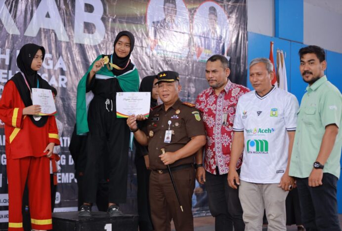 Kajari Aceh Besar Kalungkan Medali Cabor Pencak Silat PORKAB 2025
