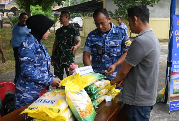 Dister Lanud SIM Bersama Bulog Aceh Salurkan Beras Program SPHP kepada Masyarakat