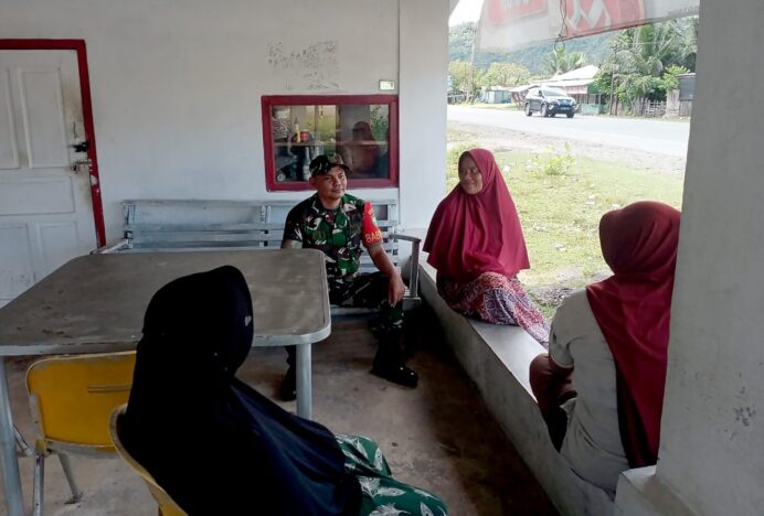 Duduk Bersama Kaum Ibu, Babinsa Layeun Tunjukkan Keteladanan dalam Membangun Desa